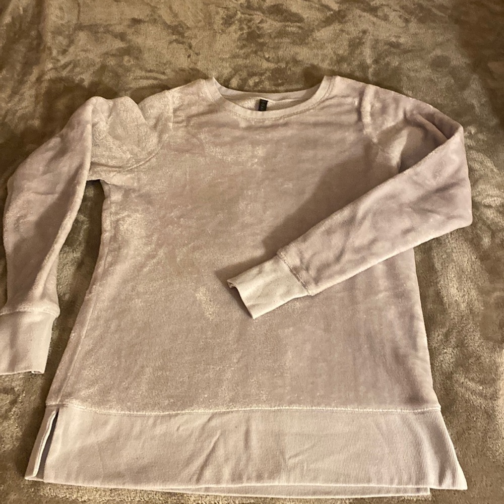Very light lavender Gaiam velour top. Size M